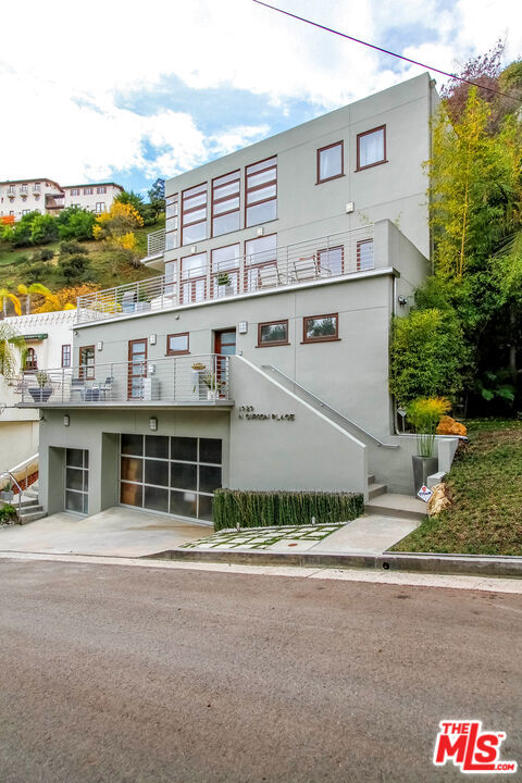 1929 N CURSON Place, Los Angeles CA: https://media.crmls.org/mediaz/7e2f7f9a-fadd-444e-8797-c29cedde0912.jpg