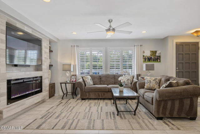 1233 Calle Olmo, Thousand Oaks CA: https://media.crmls.org/mediaz/7e2ff380-5381-4128-a3c4-8a3e0fba73aa.jpg
