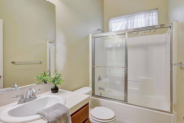 2706 VALLEYCREEK CIR, Chula Vista CA: https://media.crmls.org/mediaz/7e30175b-de4d-4fd1-a4da-047c401fbc3c.jpg