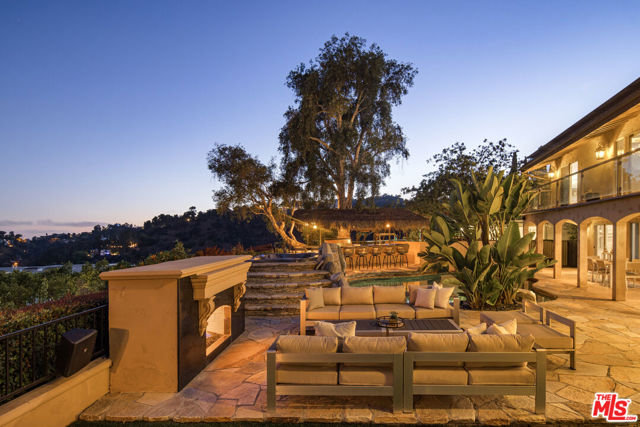 8004 Oceanus Drive, Los Angeles CA: https://media.crmls.org/mediaz/7e304bd0-46a6-4c3b-8e04-06f29822128f.jpg