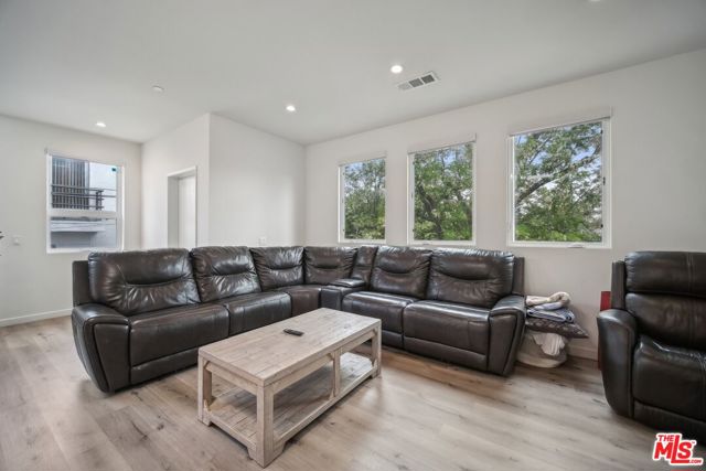 11821 W Holly Way, Valley Village CA: https://media.crmls.org/mediaz/7e3095b1-5e3b-4ee9-a9a9-04e4f482e71d.jpg