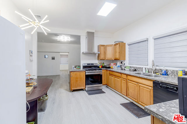 1207 S Harvard Boulevard, Los Angeles CA: https://media.crmls.org/mediaz/7e3268e0-56e3-4dbc-93a5-45c4939d1f95.jpg