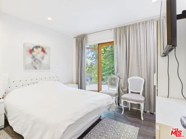 4723 Dunas Lane, Tarzana CA: https://media.crmls.org/mediaz/7e32e6e0-7abc-4e68-ab06-d960b7b24da6.jpg