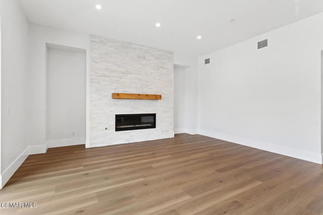 295 Toyon Court, Thousand Oaks CA: https://media.crmls.org/mediaz/7e341ab9-8430-4116-96a3-505612ec5dce.jpg