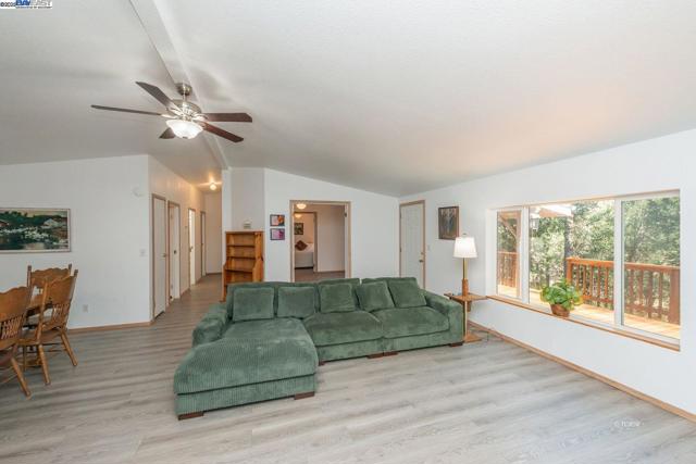 430 Bridge Rd, Douglas City CA: https://media.crmls.org/mediaz/7e34e07a-e9f8-4815-abda-cfd027321562.jpg