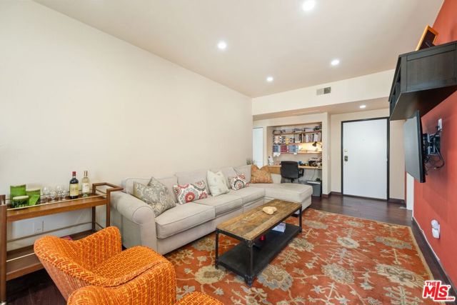 17914 Magnolia Boulevard, 317 photo 3