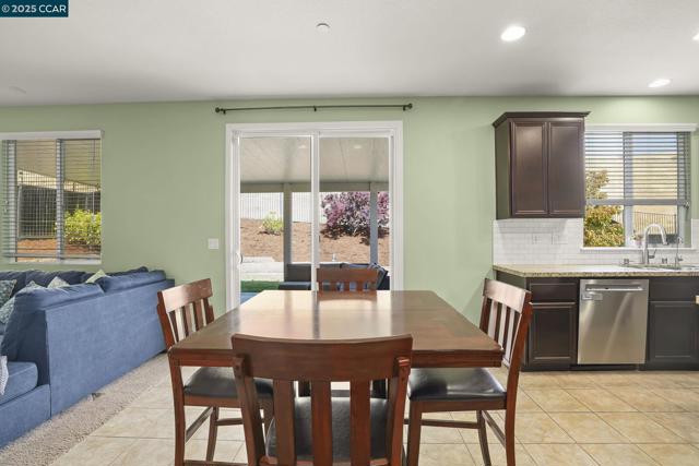2536 Tomales Bay Dr, Bay Point CA: https://media.crmls.org/mediaz/7e36102c-e939-4fe2-ae05-2b44d9d8bcee.jpg