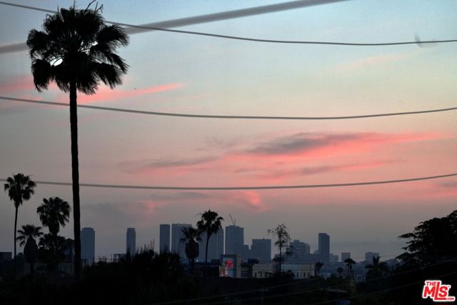 5961 Fountain Avenue, Los Angeles CA: https://media.crmls.org/mediaz/7e36a094-cfd0-41f0-b61c-7e8bde313d19.jpg