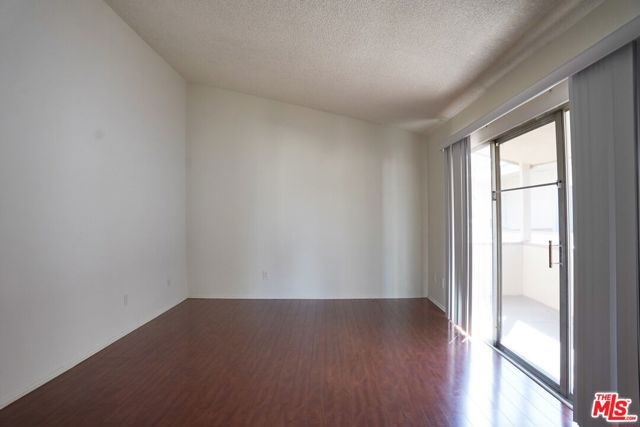 18444 Collins Street, Tarzana CA: https://media.crmls.org/mediaz/7e36d6c1-5dd3-407d-b61f-82bdfe2f06d2.jpg