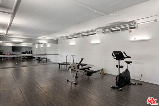 140 Ocean Park Boulevard, Santa Monica CA: https://media.crmls.org/mediaz/7e374838-5812-4d41-81aa-7367101bd1df.jpg