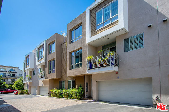 1400 N Fuller Avenue, Los Angeles CA: https://media.crmls.org/mediaz/7e385aee-ee09-469e-92ee-12778626e31d.jpg
