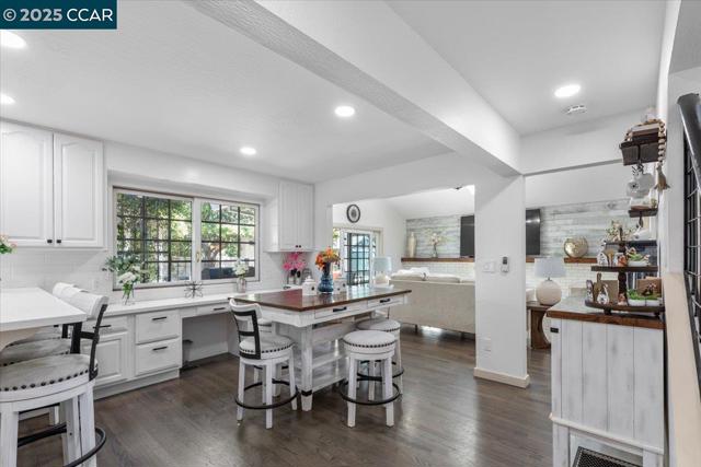 5497 Silver Sage Ct, Concord CA: https://media.crmls.org/mediaz/7e3899fd-f6ae-4c8d-85cf-d747b14382a1.jpg