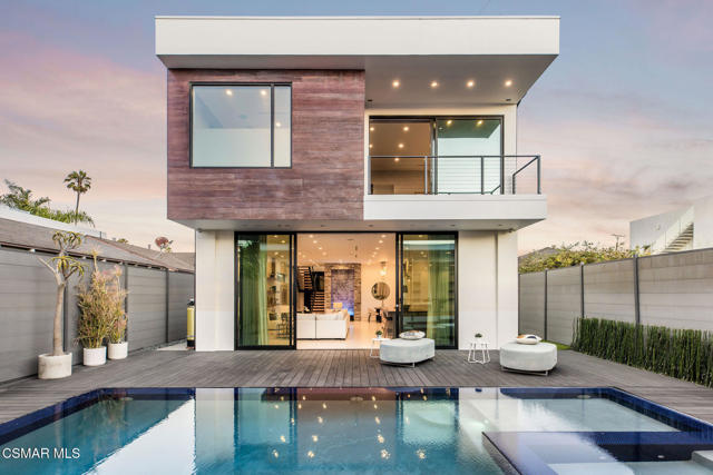 829 Flower Avenue, Venice CA: https://media.crmls.org/mediaz/7e39f032-d463-4b6b-9be3-0e9562ade4a5.jpg