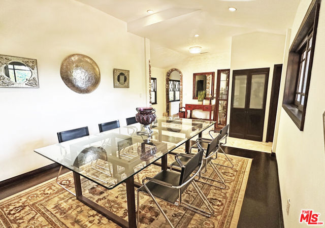 12751 Mulholland Drive, Beverly Hills CA: https://media.crmls.org/mediaz/7e3a9d1d-cba0-4ebc-becd-6ecbf0b2da75.jpg