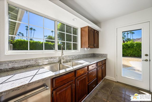 5111 E Bobolink Lane, Palm Springs CA: https://media.crmls.org/mediaz/7e3ad8a6-a772-410a-ac56-41956ce19245.jpg