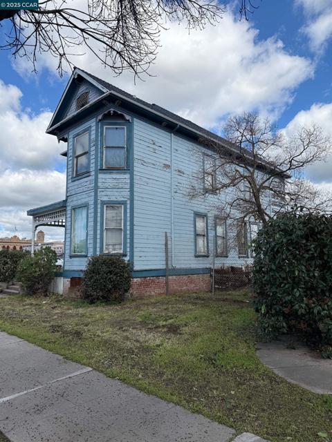 151 S 3Rd Ave, Oakdale CA: https://media.crmls.org/mediaz/7e3b6d71-cec2-4254-b9a7-6467d8da9b70.jpg