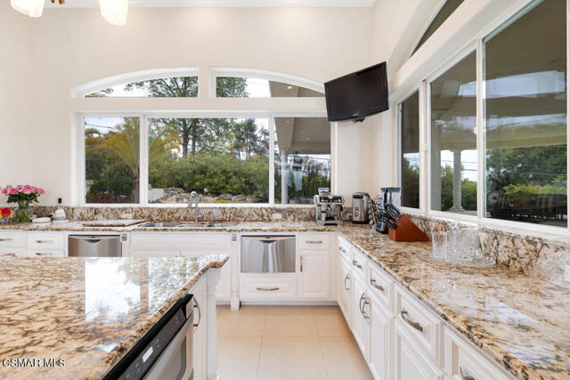 932 Rosario Drive, Thousand Oaks CA: https://media.crmls.org/mediaz/7e3b88c9-0b3f-4ee8-b233-12fdaefcf934.jpg