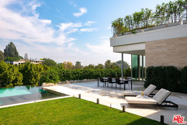 642 Perugia Way, Los Angeles CA: https://media.crmls.org/mediaz/7e3b9514-8ae5-49e9-a869-957ae33b27a5.jpg