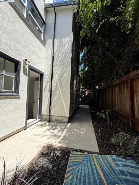 511 59Th St, Oakland CA: https://media.crmls.org/mediaz/7e3be95c-8f7b-437b-a418-513db0fe901a.jpg