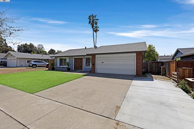 2715 Mosswood Dr, San Jose CA: https://media.crmls.org/mediaz/7e3c0de3-4c67-49e4-8124-0ec1a2459001.jpg