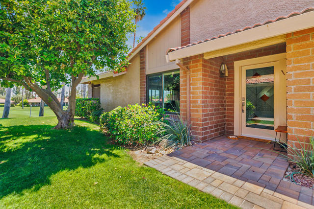 32 Presidio Place, Palm Desert CA: https://media.crmls.org/mediaz/7e3c337c-b1c8-482d-aad7-dde08ca7862f.jpg