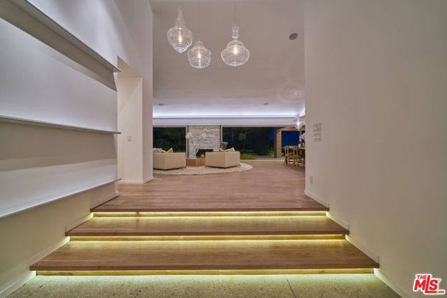 6342 Innsdale Drive, Los Angeles CA: https://media.crmls.org/mediaz/7e3c931d-00f5-45ff-975e-17a1a60222e7.jpg