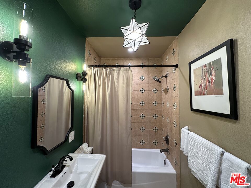 https://media.crmls.org/mediaz/7e3d53a1-66a0-4f97-b682-e4cd20e0fa07.jpg?preset=X-Large