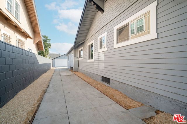 1050 W 48th Street, Los Angeles CA: https://media.crmls.org/mediaz/7e3d54a1-aec1-4239-9a20-58e1d4f0fc67.jpg