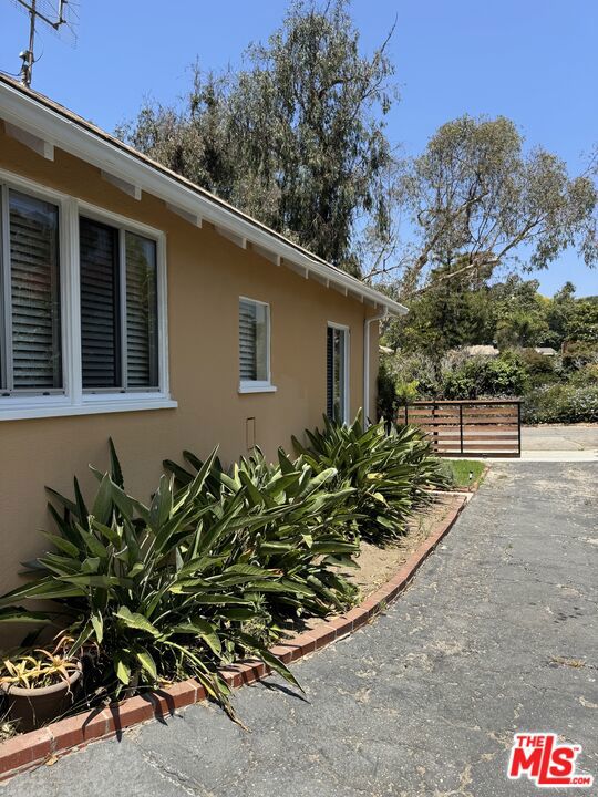 Drew Fenton | 368 Entrada Drive Santa Monica CA | MLS: 7332198