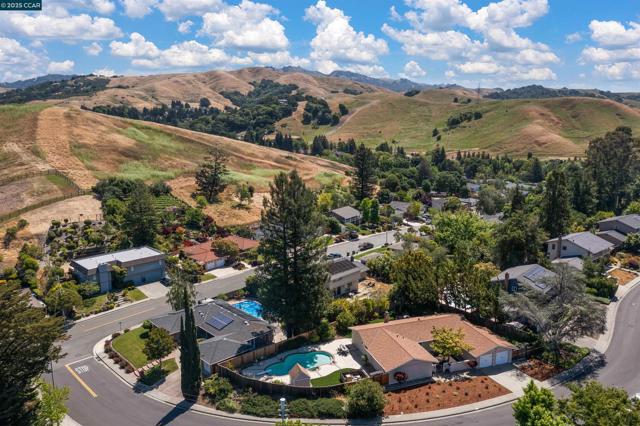 59 Shuey Dr, Moraga CA: https://media.crmls.org/mediaz/7e3dd9c0-010a-467c-be23-2d5c0822a757.jpg