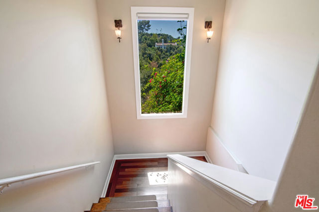 3908 Fairway Avenue, Studio City CA: https://media.crmls.org/mediaz/7e3decc0-28e6-40f3-9c8d-80bf47ddf7a0.jpg