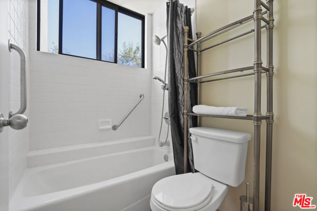 2102 Century Park Lane, Los Angeles CA: https://media.crmls.org/mediaz/7e3f5653-4f9c-4aeb-81b4-62e943883c8e.jpg