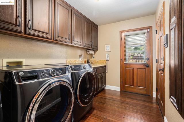 15 Madeira Ct, Oakley CA: https://media.crmls.org/mediaz/7e404326-675c-43a1-b59d-11d8584fdfb9.jpg