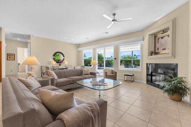 29 Calle La Reina, Rancho Mirage CA: https://media.crmls.org/mediaz/7e40faac-a86a-4e97-b3df-882d689a1491.jpg