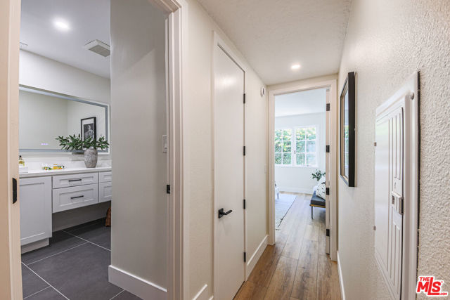 133 S Oakhurst Drive, Beverly Hills CA: https://media.crmls.org/mediaz/7e41e2e7-614a-4531-8796-99da13adf32b.jpg