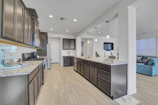 871 Cordoba Way, Hollister CA: https://media.crmls.org/mediaz/7e436cc3-9642-4469-a9ea-80a0ad3d6a0b.jpg