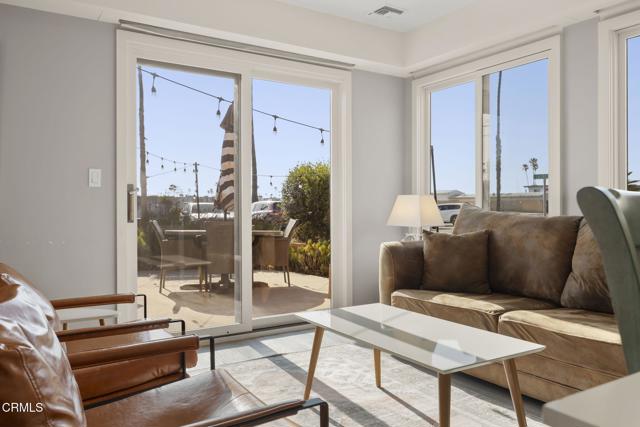 2924 Lakeshore Court, Oxnard CA: https://media.crmls.org/mediaz/7e43bd00-e7d8-4add-8451-b144f8ca9900.jpg