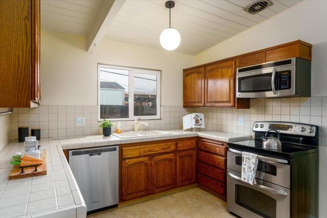 2037 Harding Avenue, San Mateo CA: https://media.crmls.org/mediaz/7e43f0cd-6a3b-46b3-bde5-efc2c958abca.jpg