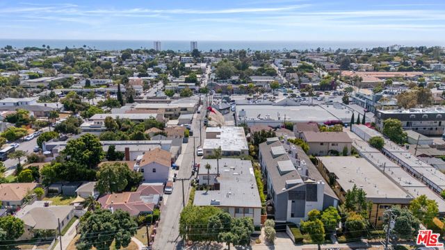 2702 11th Street, Santa Monica CA: https://media.crmls.org/mediaz/7e442865-4fa1-4ee4-9444-df72320d0896.jpg