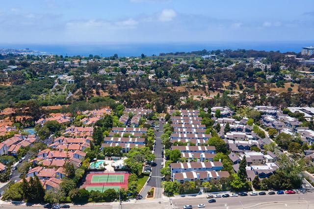 8746 Villa La Jolla Drive, La Jolla CA: https://media.crmls.org/mediaz/7e444444-2a70-4f1e-85b8-9f92b76b2578.jpg