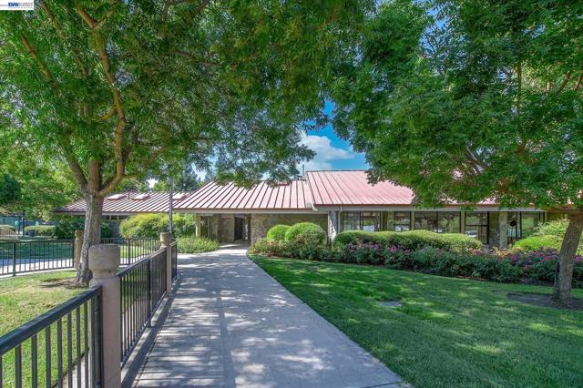 5943 Corte Arboles, Pleasanton CA: https://media.crmls.org/mediaz/7e44764a-b3df-45d2-9a02-fa0ff334e3fd.jpg