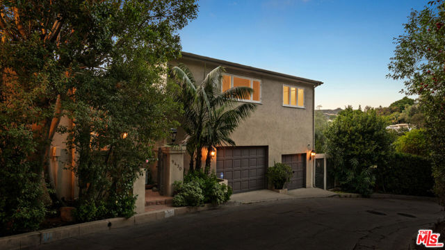 9430 Readcrest Drive, Beverly Hills CA: https://media.crmls.org/mediaz/7e4494de-272a-4516-b68b-9f3670a96b25.jpg