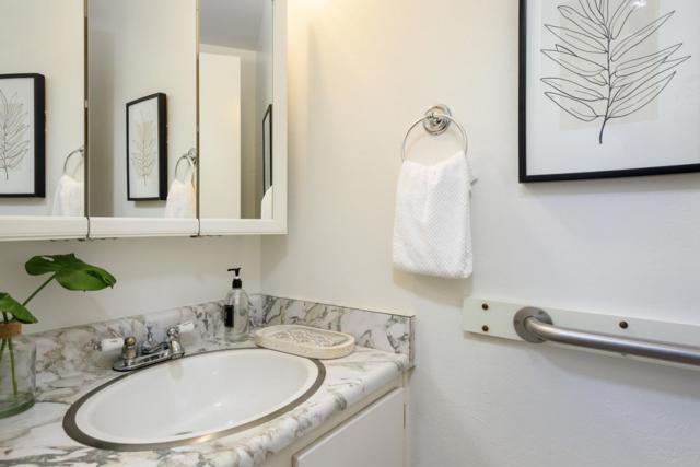 1029 Suzanne Court, Half Moon Bay CA: https://media.crmls.org/mediaz/7e45c69d-cbdc-4828-813d-d274c025fee3.jpg