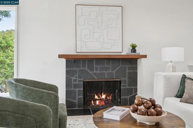 12 La Cresta Rd, Orinda CA: https://media.crmls.org/mediaz/7e4643a3-5811-4800-83d5-91d7db01f2e2.jpg