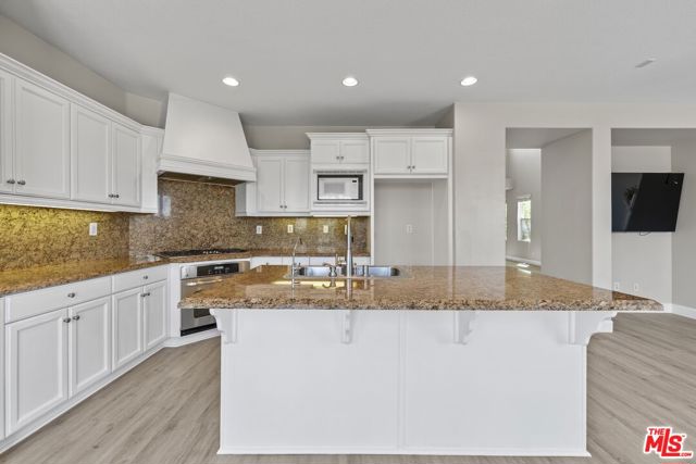 19723 Ellis Henry Court, Santa Clarita CA: https://media.crmls.org/mediaz/7e488a82-4ad7-4cf6-8c4b-d6162c2b8a41.jpg