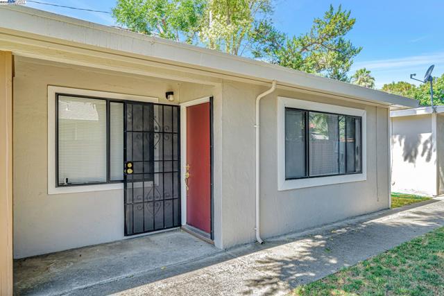 4655 Augustine St, Pleasanton CA: https://media.crmls.org/mediaz/7e48a5d3-3ab2-4a93-8e94-5219e98c8e80.jpg