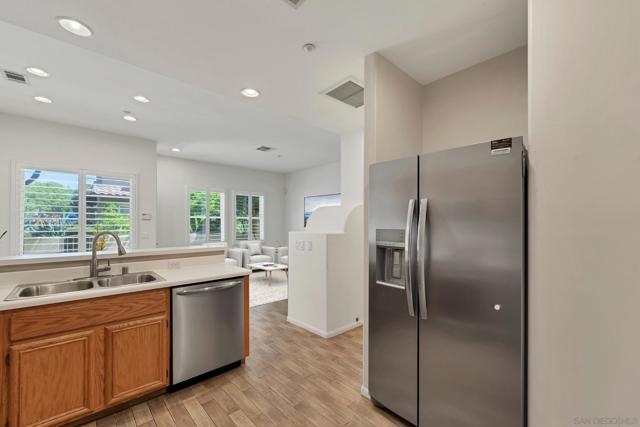 6342 Citracado Cir, Carlsbad CA: https://media.crmls.org/mediaz/7e48c3ac-ba43-4bf8-9c6d-faf68a484d0b.jpg
