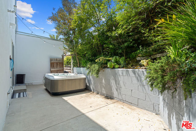 631 Pier Avenue, Santa Monica CA: https://media.crmls.org/mediaz/7e498dd9-e0c1-4c85-a778-d04819261538.jpg