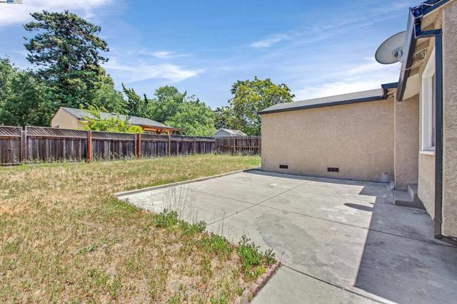 22013 Queen St, Castro Valley CA: https://media.crmls.org/mediaz/7e4ac4be-4117-4f7a-beb2-d47f7b4b95c7.jpg