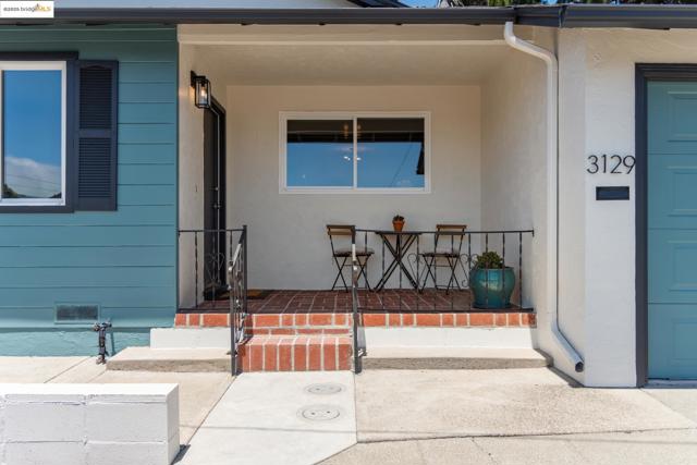3129 Deseret Dr, Richmond CA: https://media.crmls.org/mediaz/7e4af7c5-fdb0-41ca-a1f1-768ade5d70f8.jpg